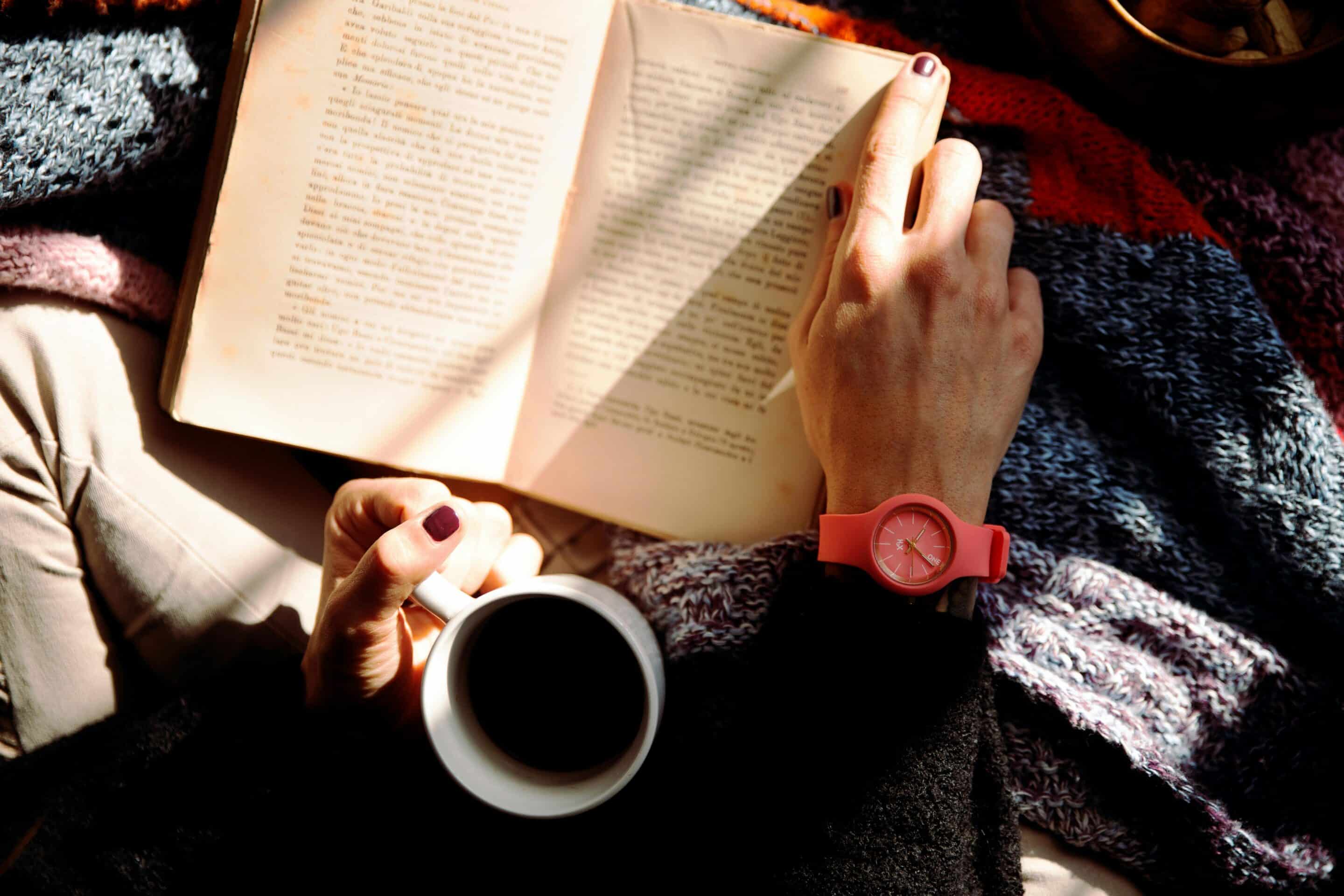 Tasse und Buch